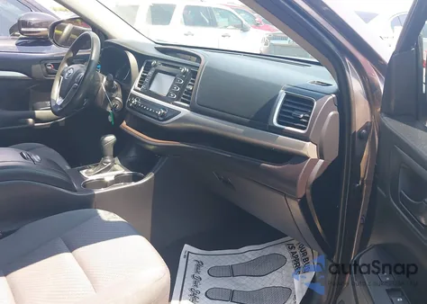 2019 Toyota Highlander Le z USA, uszkodzony, nr VIN 5TDZZRFH4KS303149